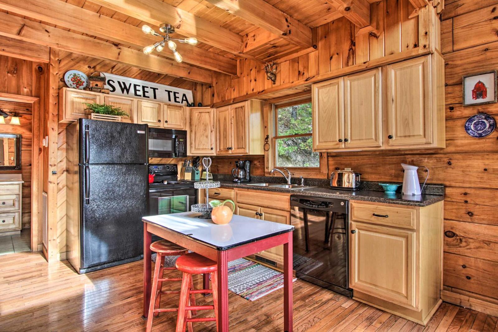 Scenic Solitude in Pigeon Forge with Hot Tub and View Main image 1