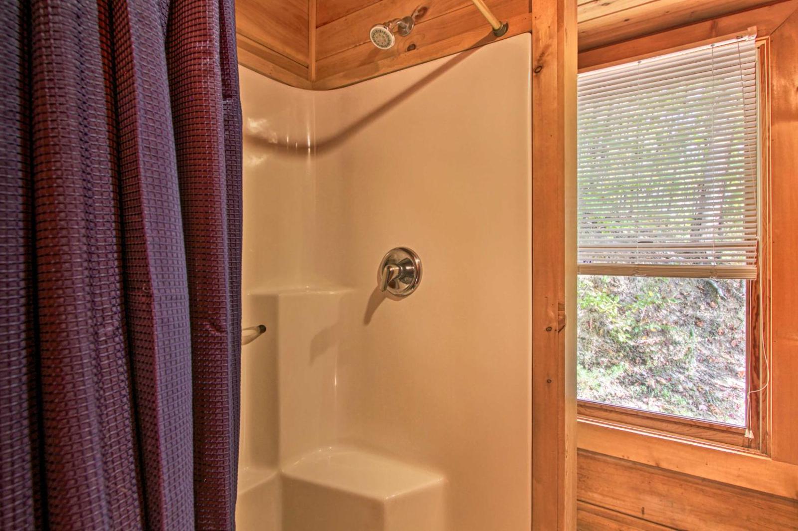 Scenic Solitude in Pigeon Forge with Hot Tub and View Main image 2